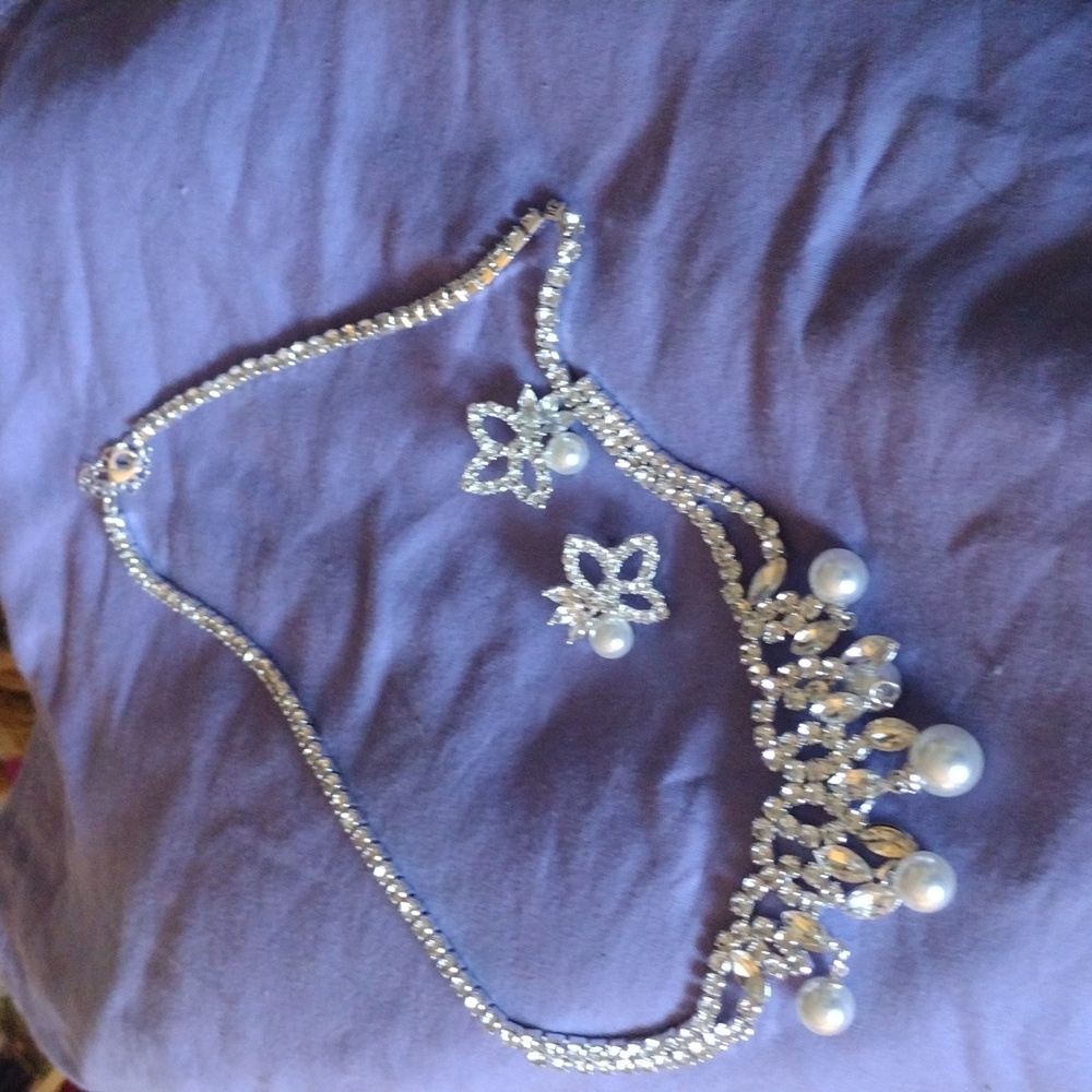 New White shell Pearl and Austrian crystal necklace and earring set silver tone